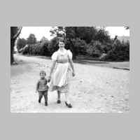 022-0275 Gretel Heymuth, geb. Dautert, mit ihrem Sohn Juergen auf der Goldbacher Dorfstrasse im Sommer 1940..jpg